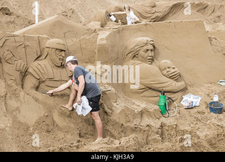 Las Palmas, Gran Canaria, Kanarische Inseln, Spanien 24, November 2017. Ein Team internationaler Sandskulpturen, die an der Sandkrippe am Stadtstrand in Las Palmas arbeiten. Die 75 x 30 Meter große Krippe wird Anfang Dezember für die Öffentlichkeit zugänglich gemacht. `s Jahr zog die Szene 200,000 Besucher an. Kredit: ALAN DAWSON/Alamy Live Nachrichten Stockfoto